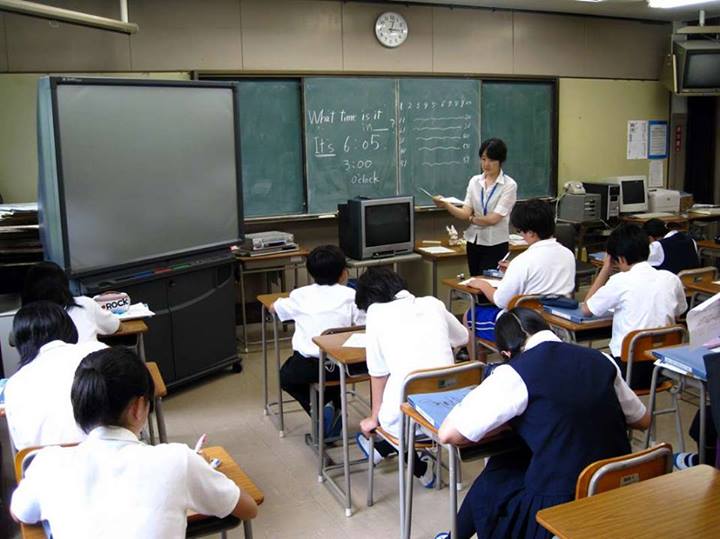 El programa de 12 años, está basado en los conceptos: Cero patriotismos. Cero materias de relleno. Cero tareas. 