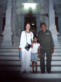 cuidador del templo jainista en Ahmedabad, con su nieta 