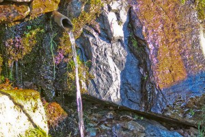 20.-Un manantial de colores.Fuente natural.