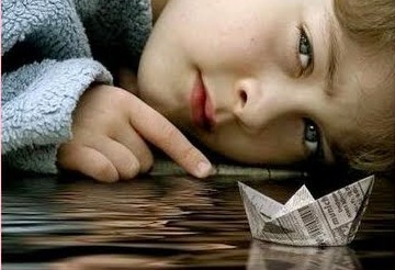barco+de+papel,+niño,+infancia,+mirada,+ojos