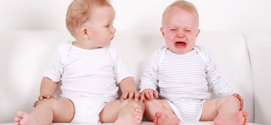 bebe-llora-otro-mira-p