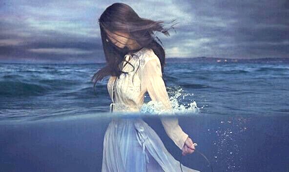 mujer-caminando-por-el-mar