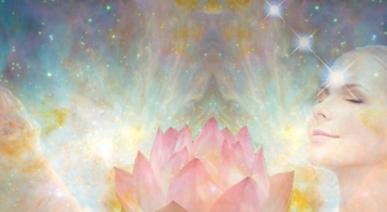 mente-cosmica-apertura-universo-mujer-1080x675