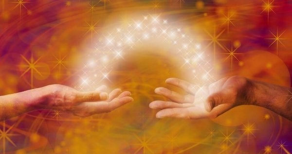 Manos-unidas-por-un-haz-de-luz-con-estrellas-600x368