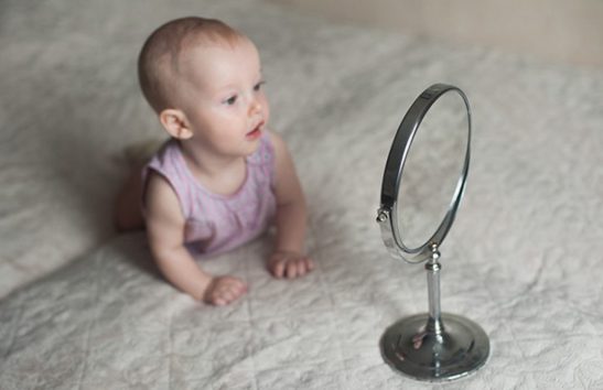 bebe-reconocerse-espejo-1080x700